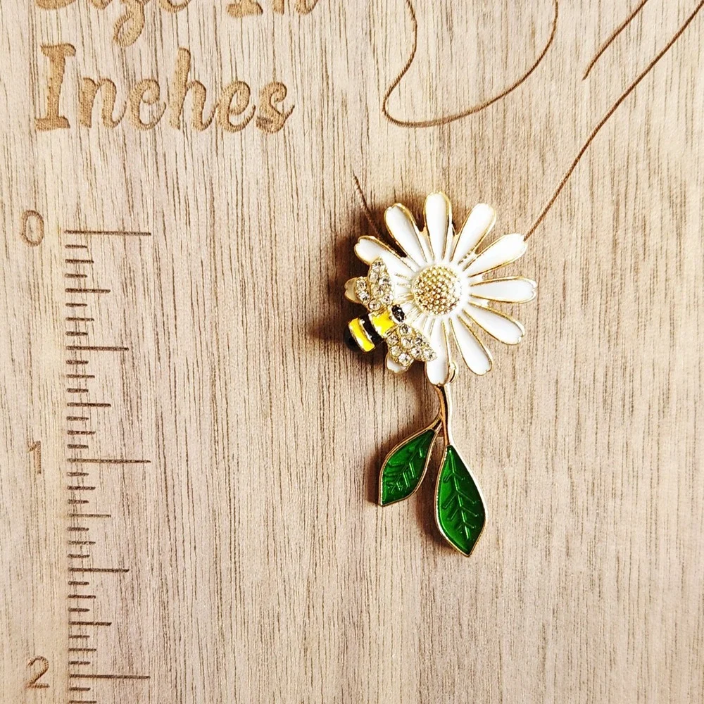 Dainty Daisy and Honeybee Asymmetrical Enamel Drop‎ Earrings Gold Tone Tassel